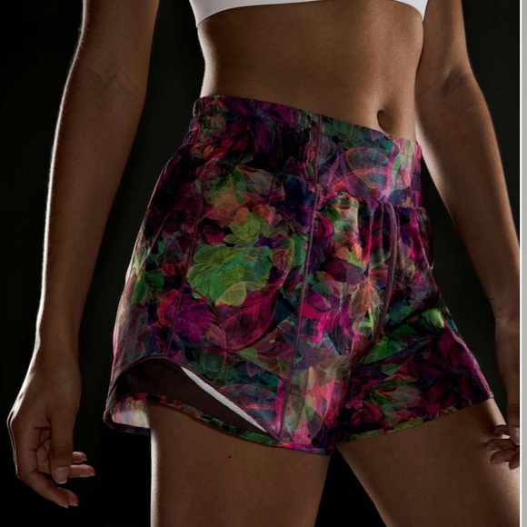 Lululemon Hotty Hot High-Rise Lined Short 4" Size 10 - Picture 2 of 8